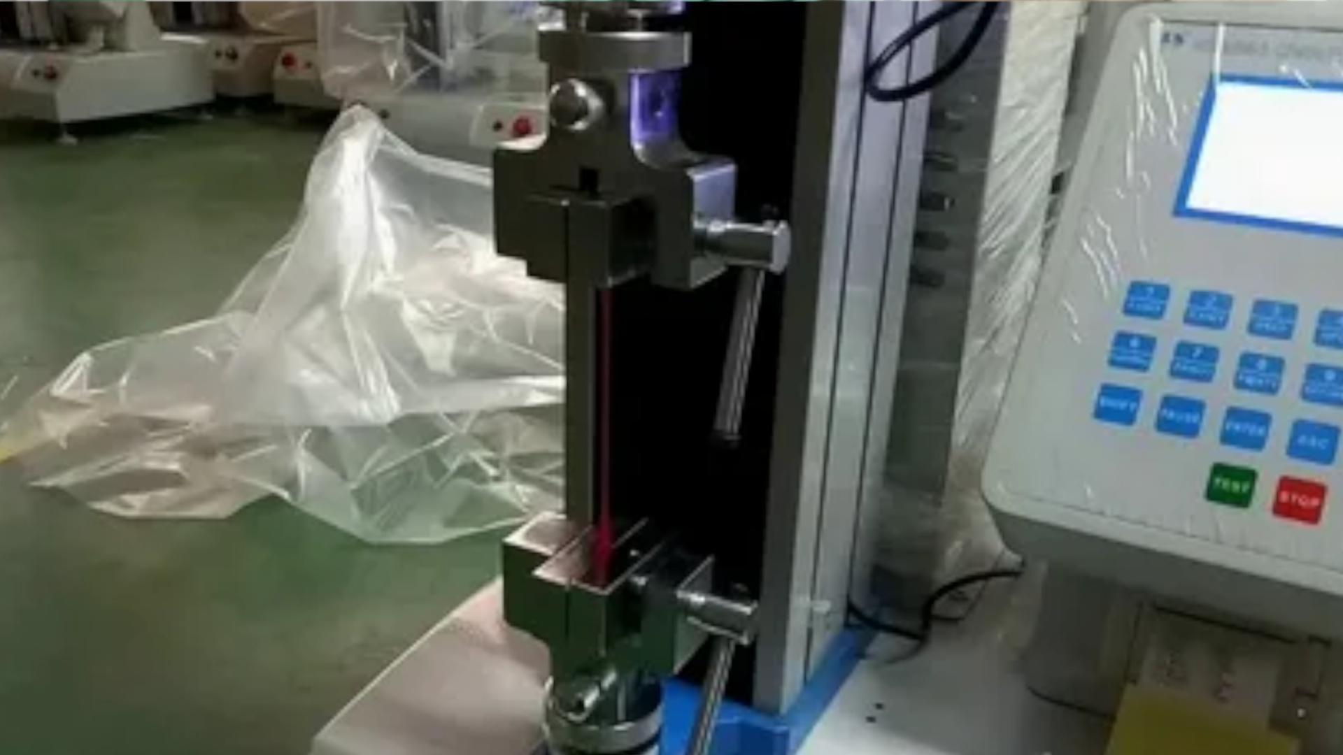 Прочность на разрыв определяет, выдержит ли пленка механические нагрузки при эксплуатации. Прочность на разрыв определяет, выдержит ли пленка механические нагрузки при эксплуатации.